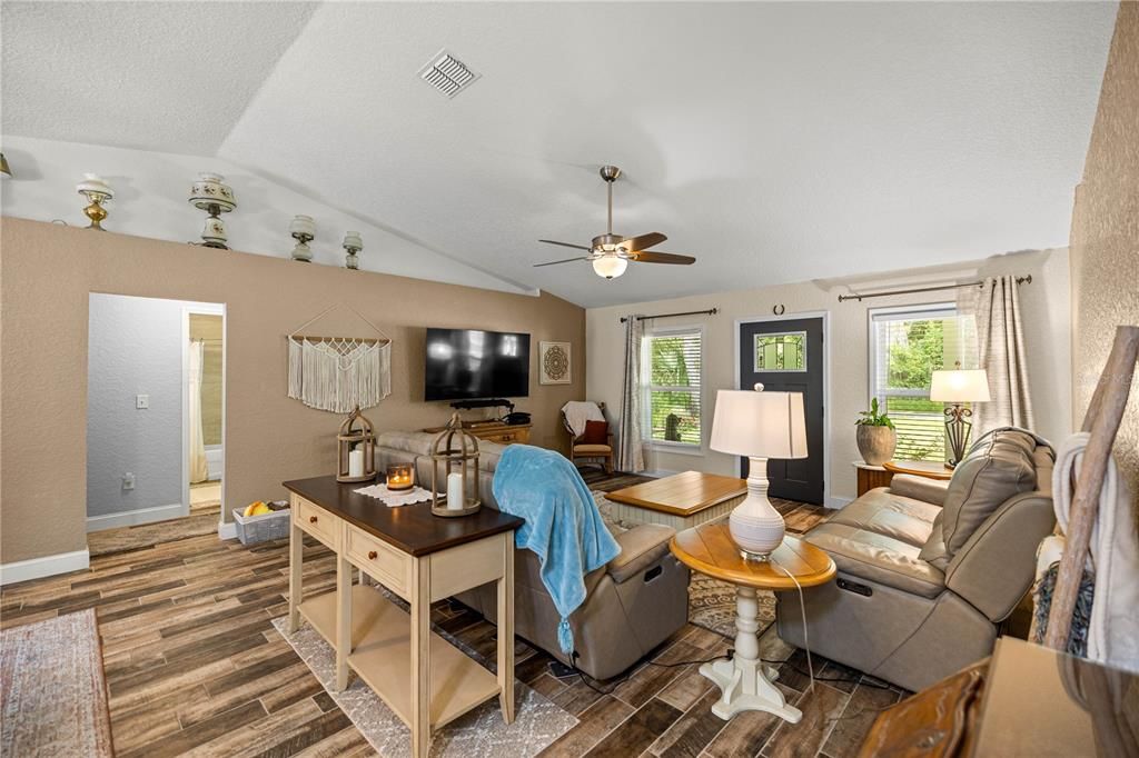 For Sale: $325,000 (3 beds, 2 baths, 1584 Square Feet)