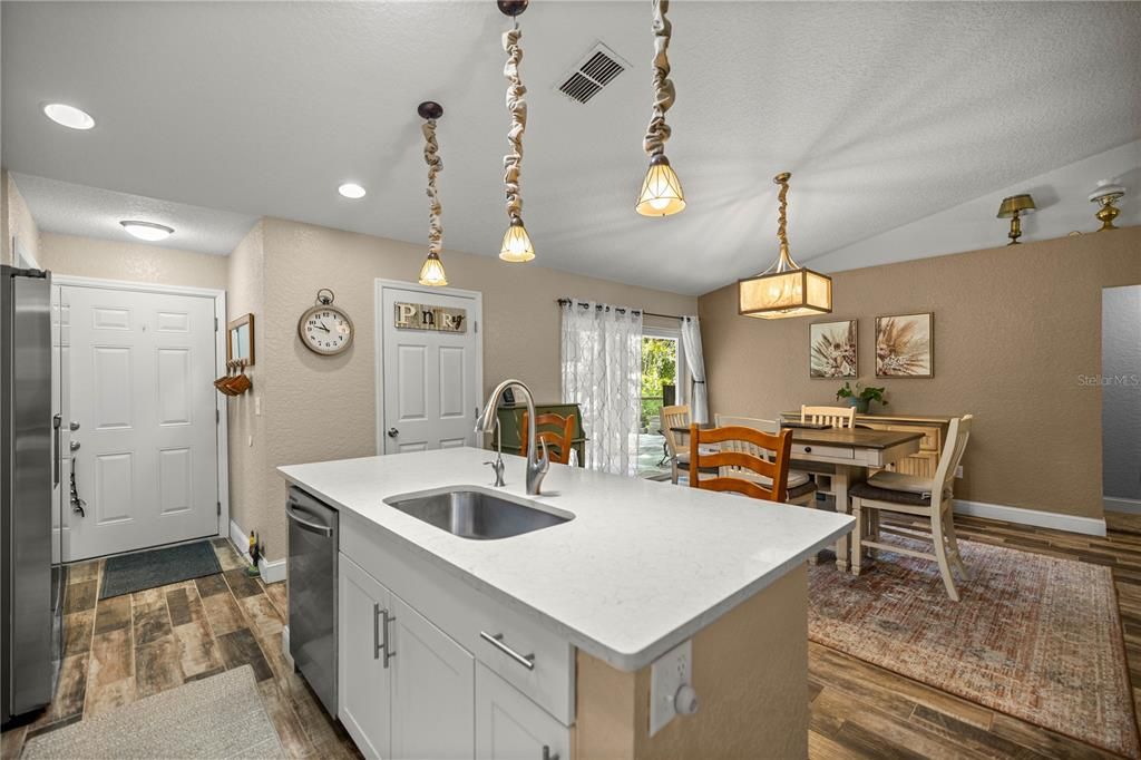 For Sale: $325,000 (3 beds, 2 baths, 1584 Square Feet)