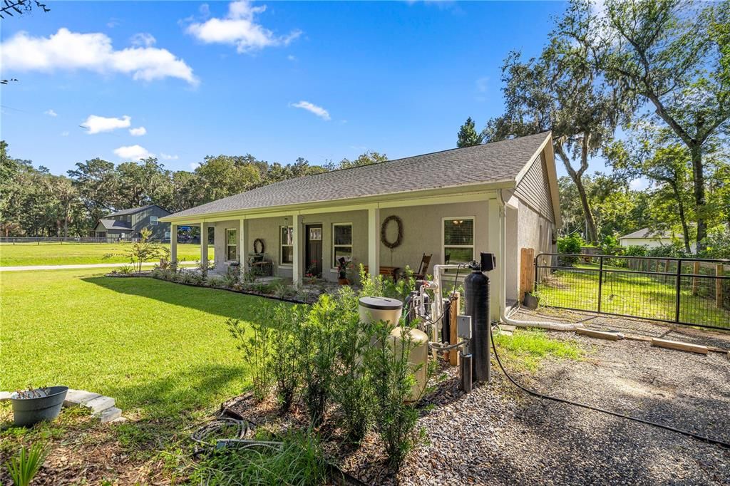 For Sale: $325,000 (3 beds, 2 baths, 1584 Square Feet)