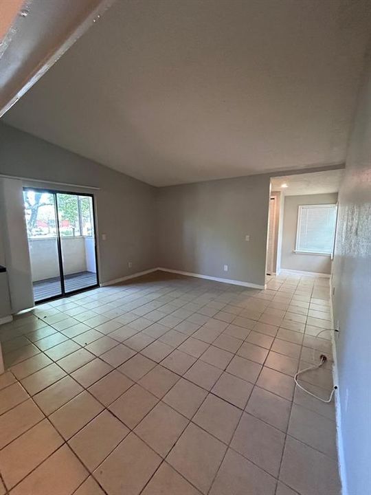 For Sale: $150,000 (1 beds, 1 baths, 749 Square Feet)