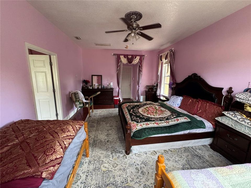 For Sale: $760,000 (5 beds, 4 baths, 4354 Square Feet)