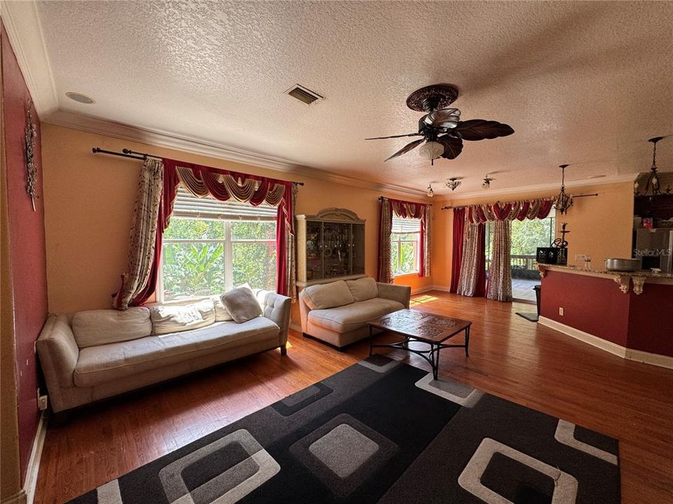 For Sale: $760,000 (5 beds, 4 baths, 4354 Square Feet)