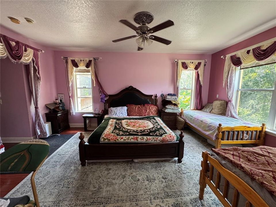 For Sale: $760,000 (5 beds, 4 baths, 4354 Square Feet)