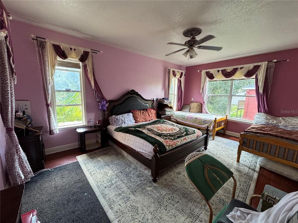 For Sale: $760,000 (5 beds, 4 baths, 4354 Square Feet)