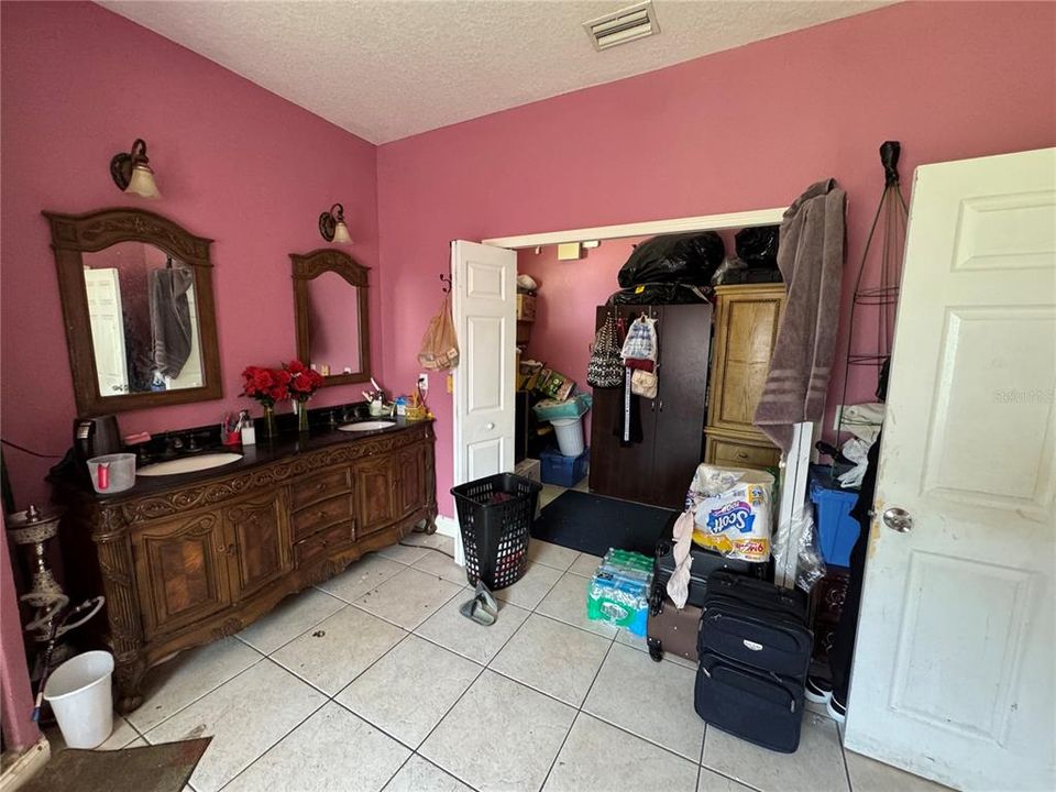 For Sale: $760,000 (5 beds, 4 baths, 4354 Square Feet)