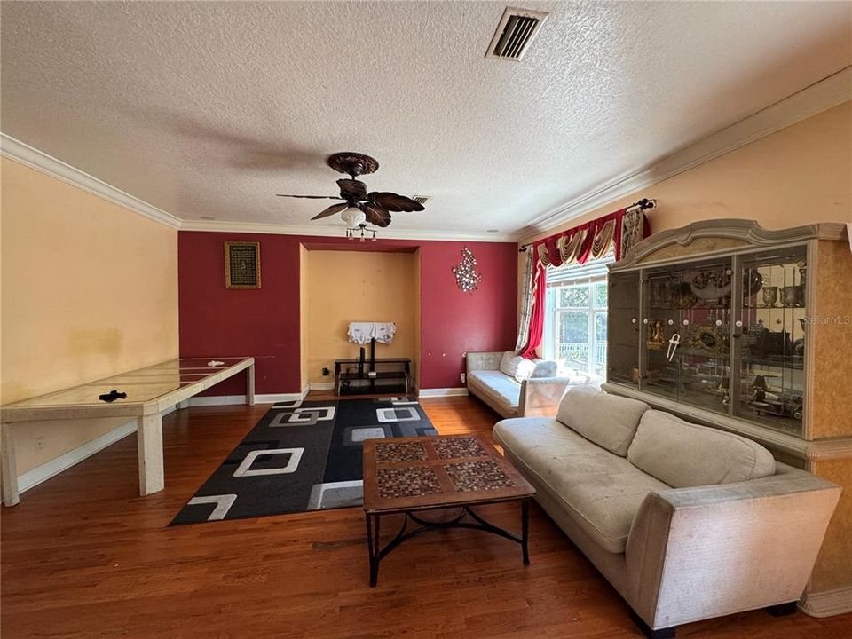 For Sale: $760,000 (5 beds, 4 baths, 4354 Square Feet)