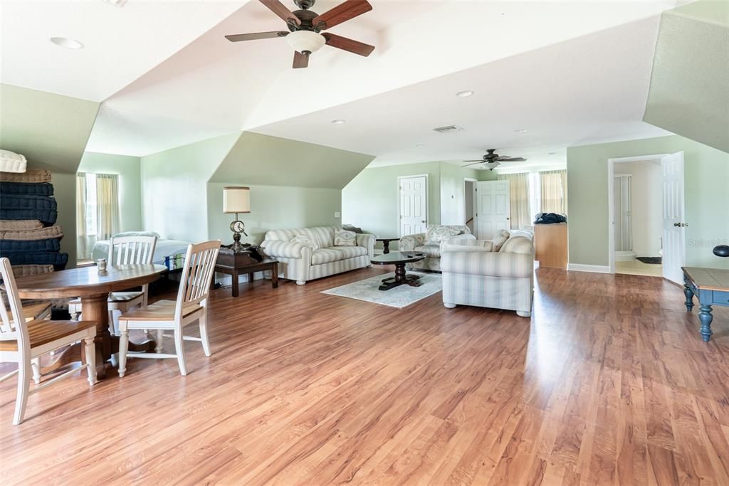 For Sale: $1,089,000 (6 beds, 3 baths, 3452 Square Feet)