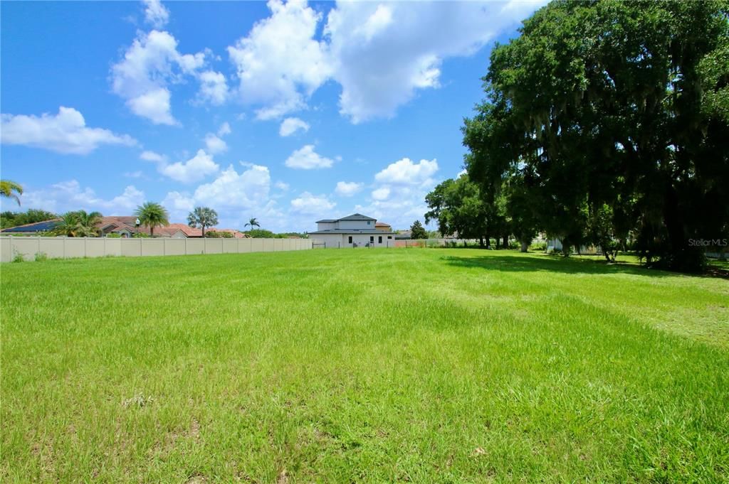 На продажу: $749,000 (0.59 acres)