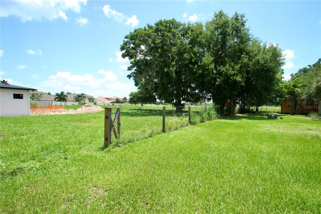 На продажу: $749,000 (0.59 acres)