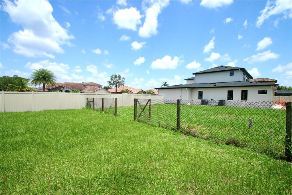 На продажу: $749,000 (0.59 acres)