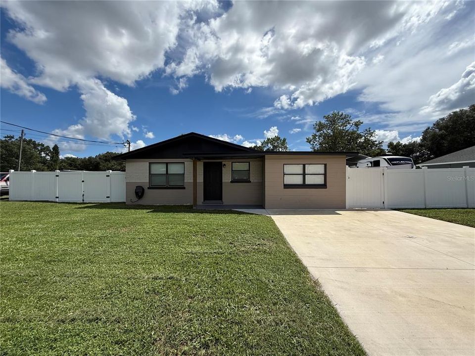 Recently Rented: $1,900 (3 beds, 1 baths, 1118 Square Feet)