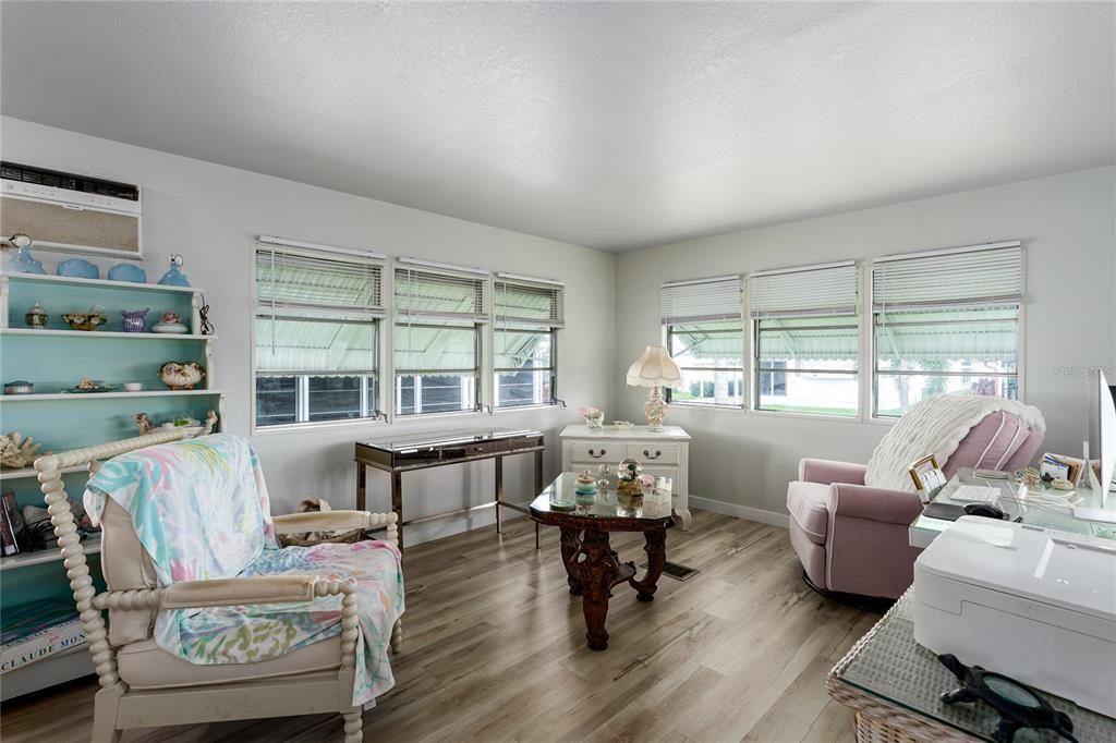 For Sale: $122,000 (2 beds, 1 baths, 624 Square Feet)