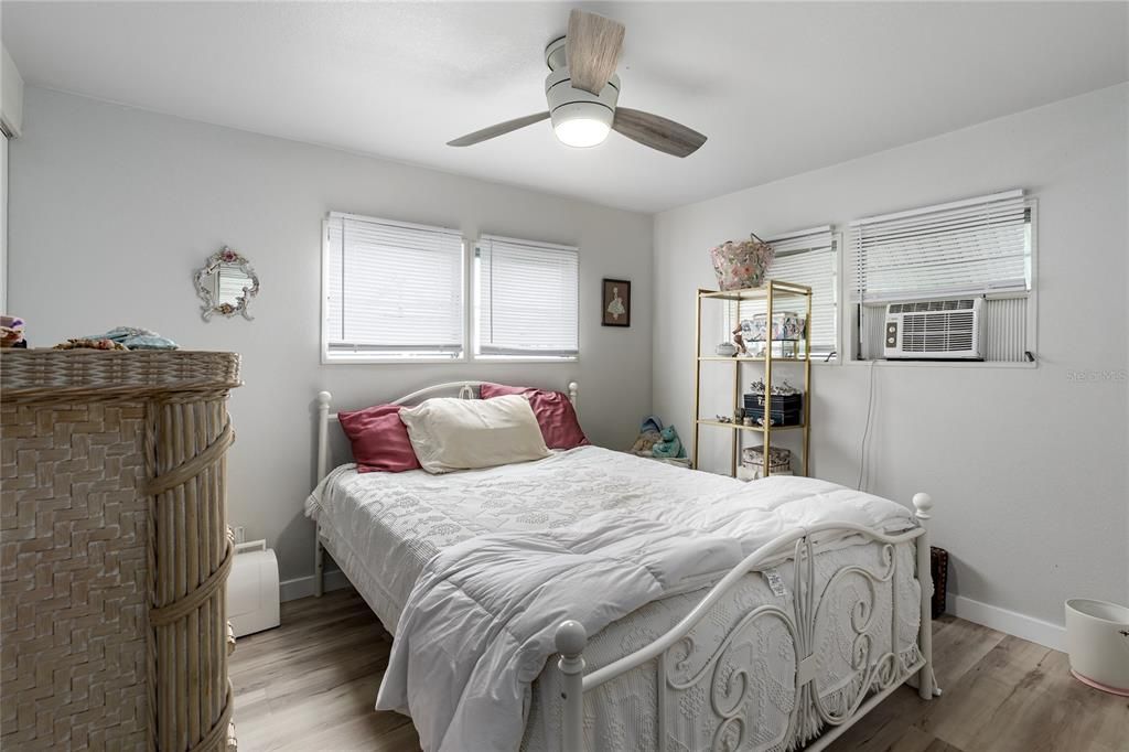 For Sale: $122,000 (2 beds, 1 baths, 624 Square Feet)