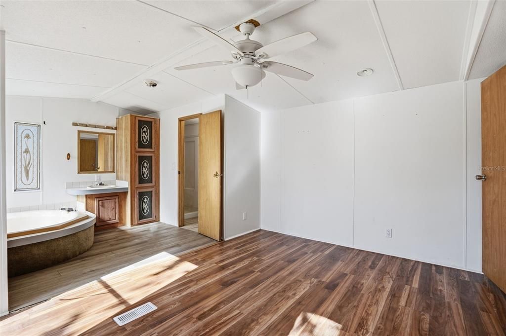 Под контрактом: $165,000 (2 спален, 2 ванн, 924 Квадратных фут)