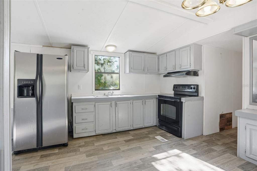 Под контрактом: $165,000 (2 спален, 2 ванн, 924 Квадратных фут)