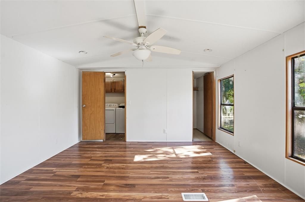 Под контрактом: $165,000 (2 спален, 2 ванн, 924 Квадратных фут)