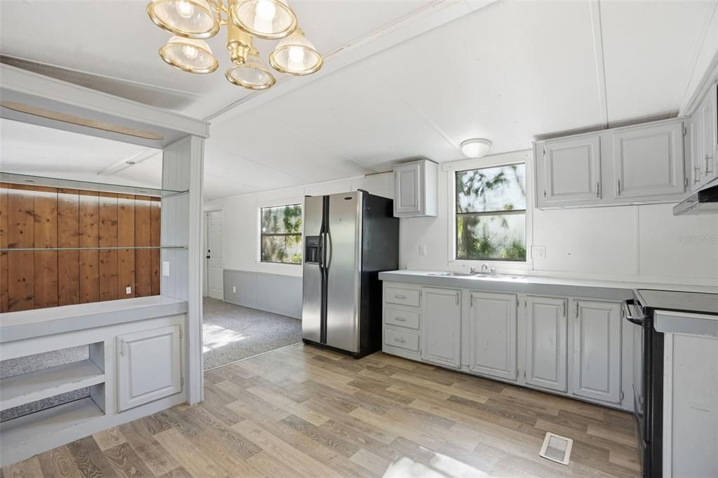 Под контрактом: $165,000 (2 спален, 2 ванн, 924 Квадратных фут)