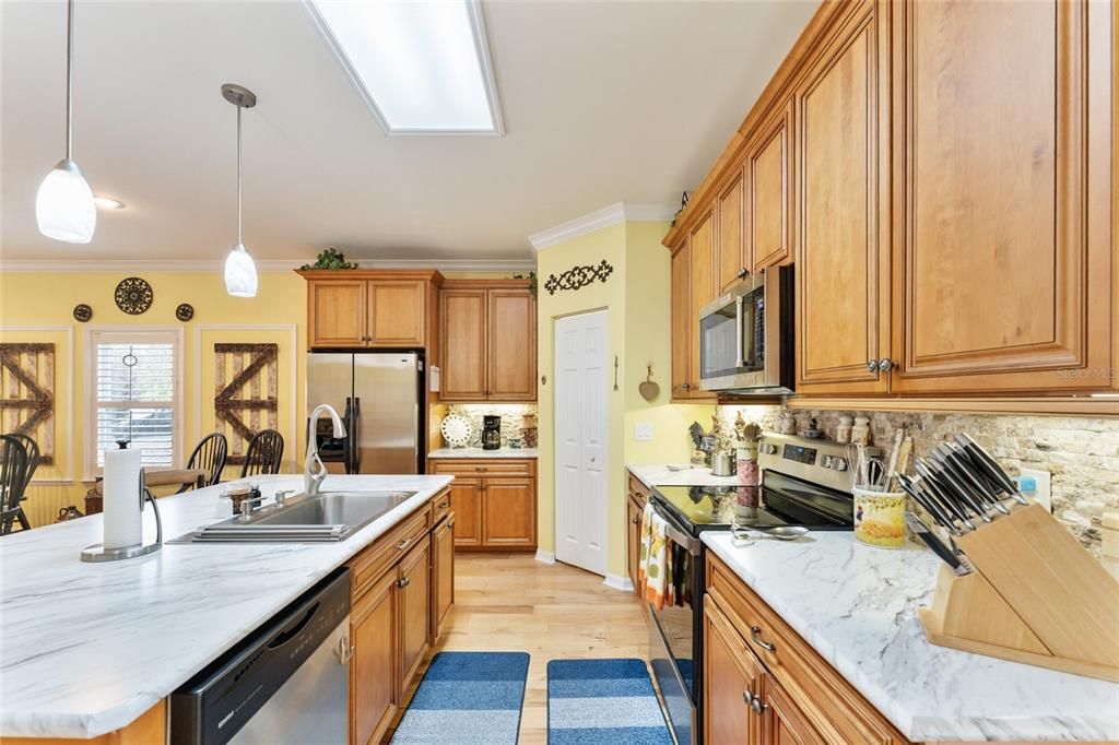 For Sale: $384,600 (3 beds, 2 baths, 1596 Square Feet)