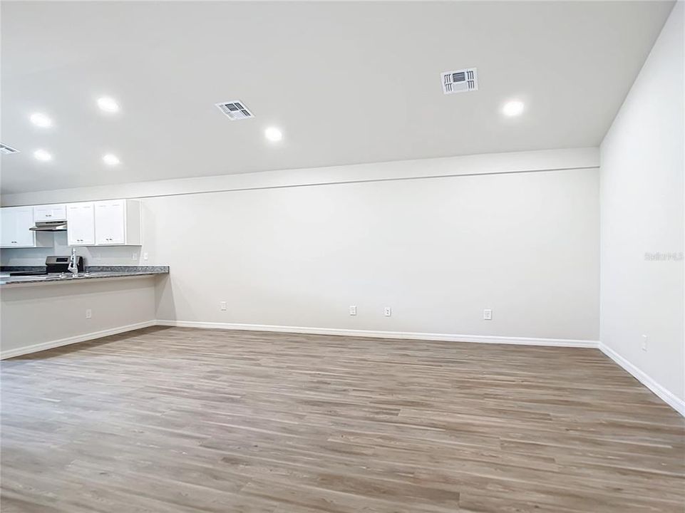 Activo con contrato: $452,400 (4 camas, 0 baños, 2086 Pies cuadrados)