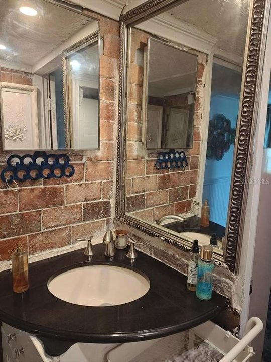 For Sale: $88,000 (2 beds, 1 baths, 564 Square Feet)