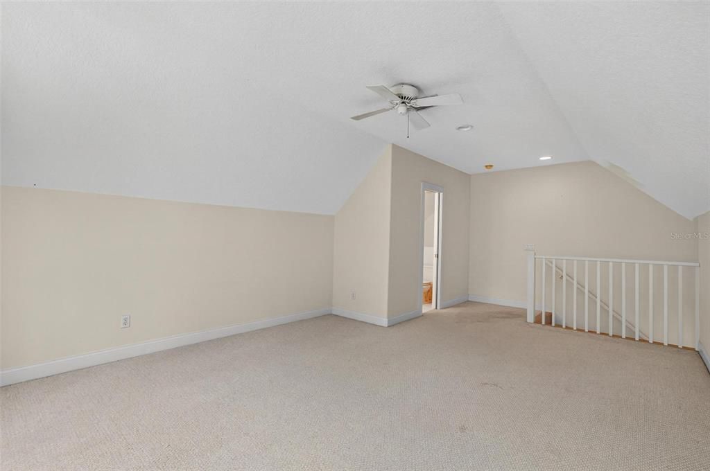 Activo con contrato: $549,900 (4 camas, 2 baños, 3395 Pies cuadrados)