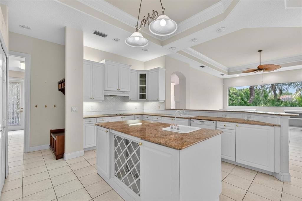 Activo con contrato: $549,900 (4 camas, 2 baños, 3395 Pies cuadrados)