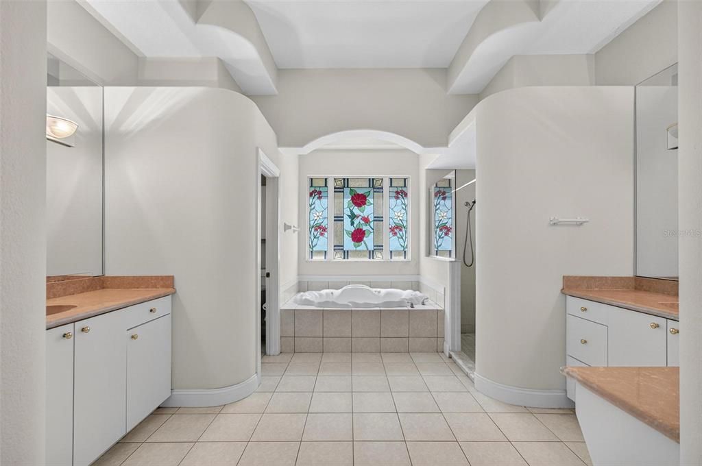 Activo con contrato: $549,900 (4 camas, 2 baños, 3395 Pies cuadrados)