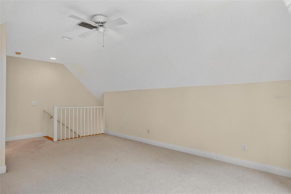 Activo con contrato: $549,900 (4 camas, 2 baños, 3395 Pies cuadrados)