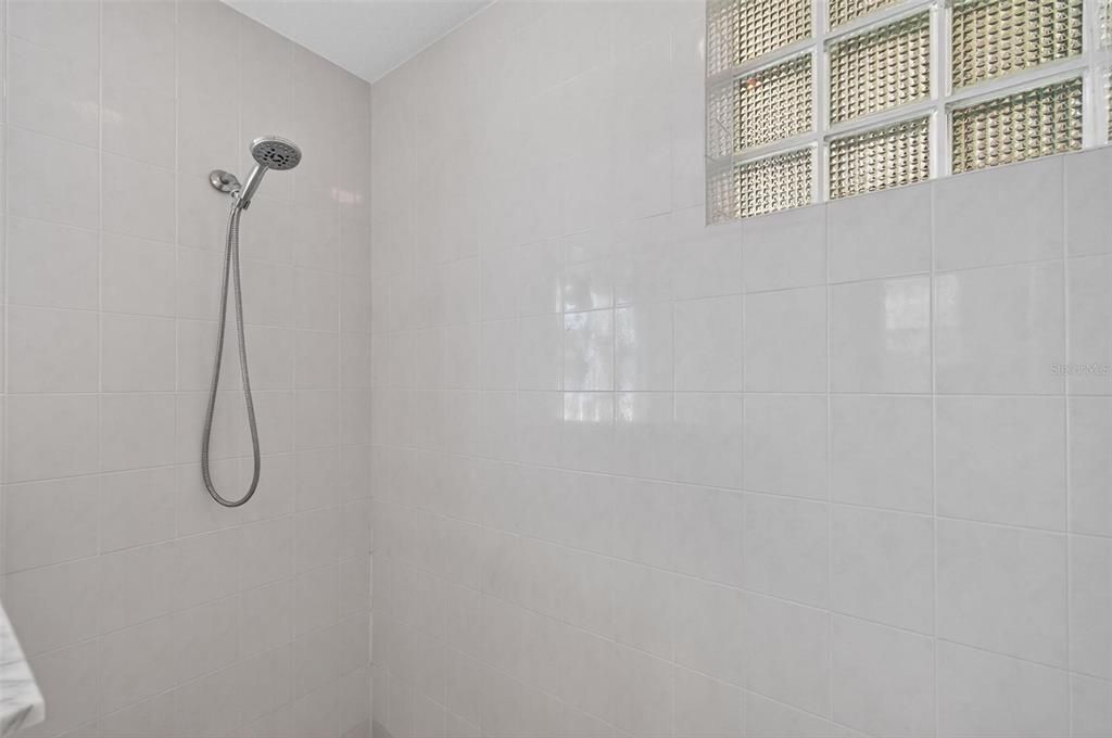 Activo con contrato: $549,900 (4 camas, 2 baños, 3395 Pies cuadrados)