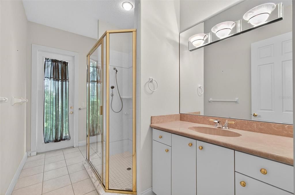 Activo con contrato: $549,900 (4 camas, 2 baños, 3395 Pies cuadrados)