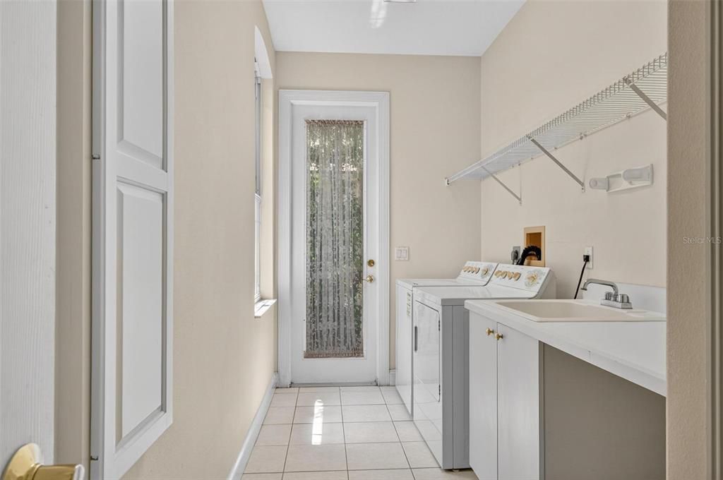 Activo con contrato: $549,900 (4 camas, 2 baños, 3395 Pies cuadrados)