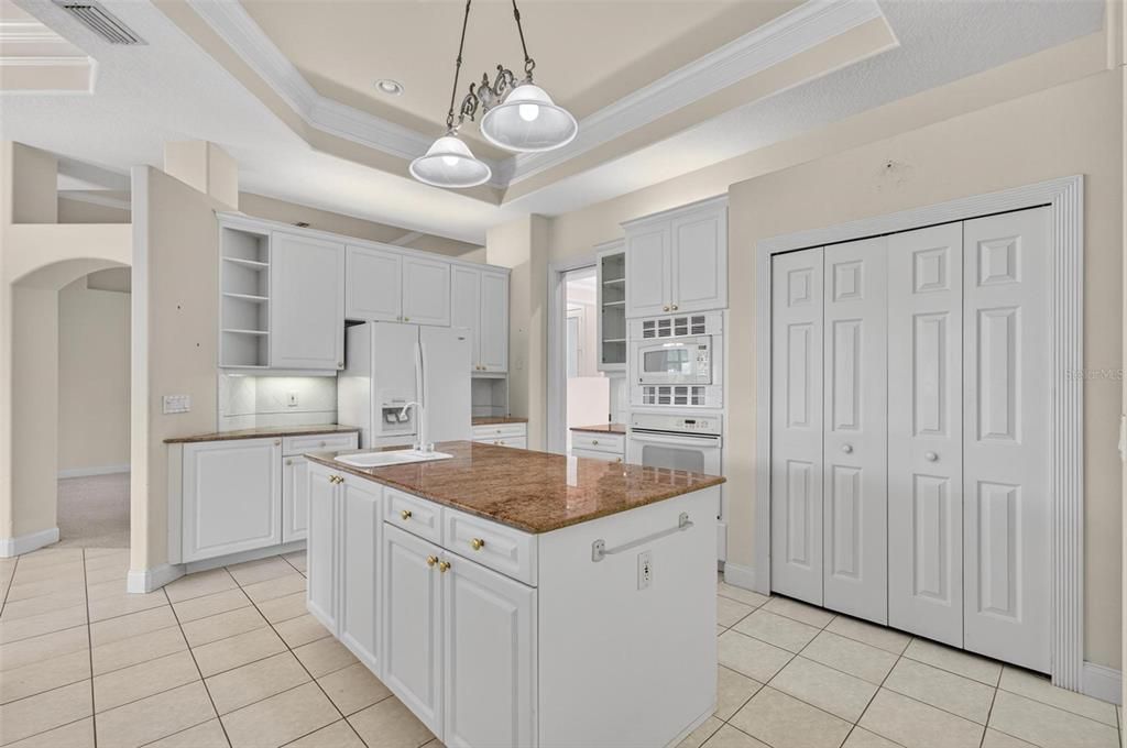 Activo con contrato: $549,900 (4 camas, 2 baños, 3395 Pies cuadrados)