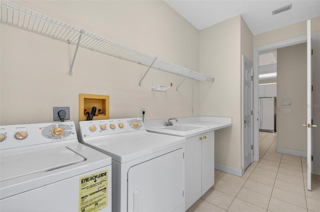 Activo con contrato: $549,900 (4 camas, 2 baños, 3395 Pies cuadrados)