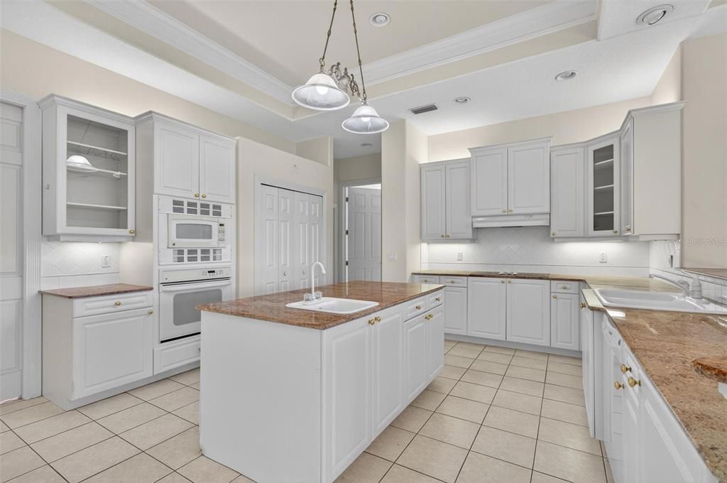 Activo con contrato: $549,900 (4 camas, 2 baños, 3395 Pies cuadrados)