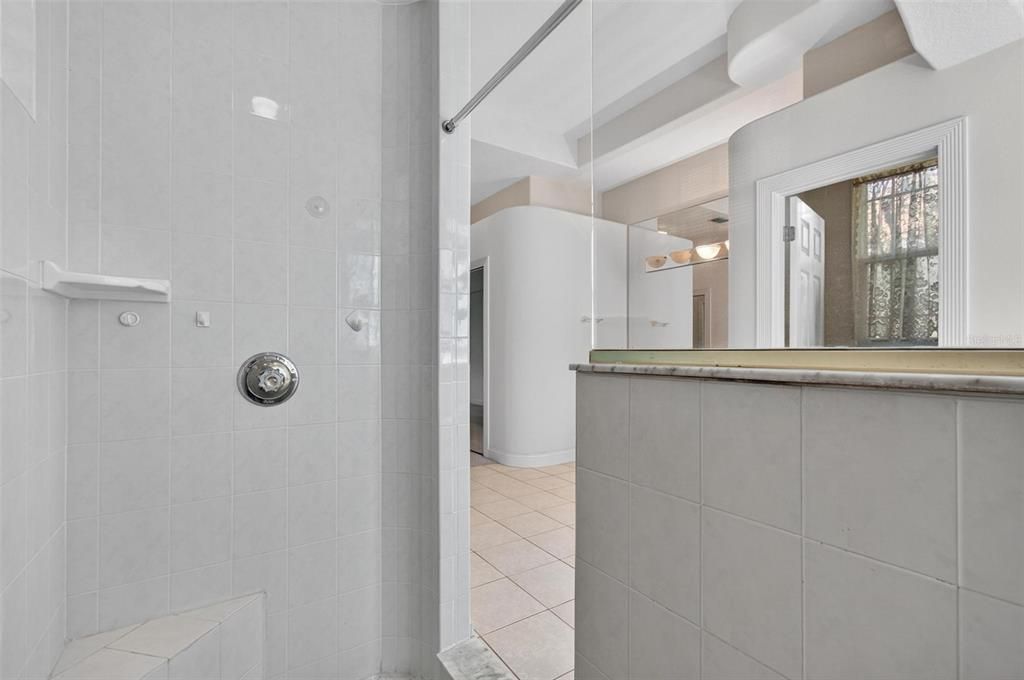 Activo con contrato: $549,900 (4 camas, 2 baños, 3395 Pies cuadrados)