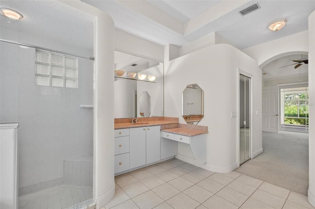 Activo con contrato: $549,900 (4 camas, 2 baños, 3395 Pies cuadrados)