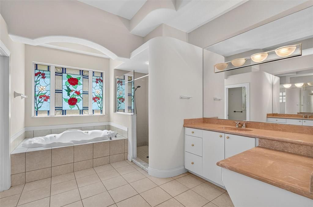 Activo con contrato: $549,900 (4 camas, 2 baños, 3395 Pies cuadrados)