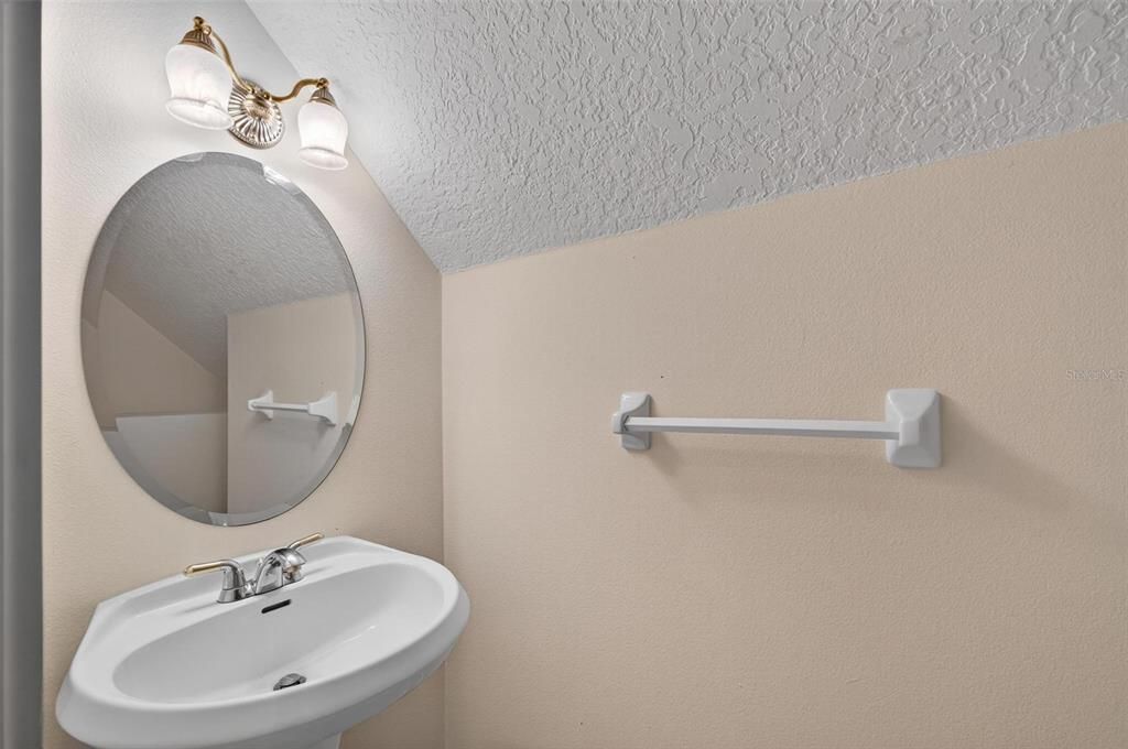 Activo con contrato: $549,900 (4 camas, 2 baños, 3395 Pies cuadrados)