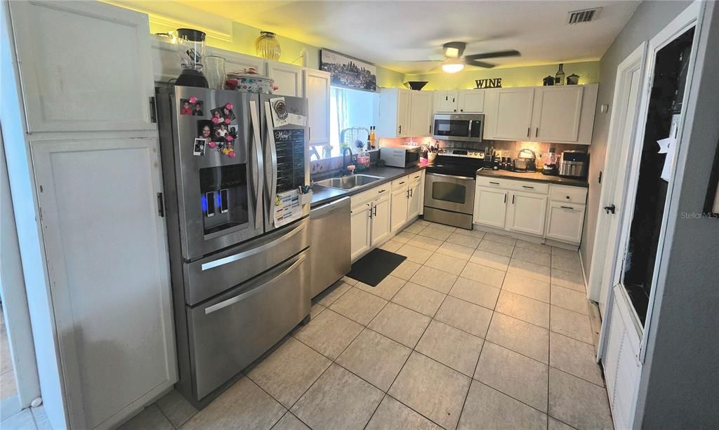 合同活跃: $204,999 (3 贝兹, 2 浴室, 1229 平方英尺)