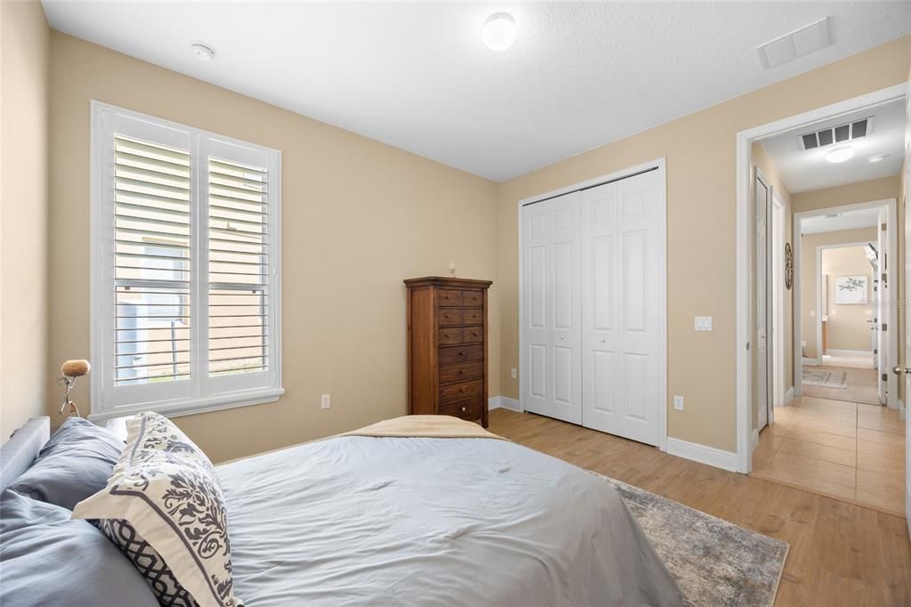 合同活跃: $425,000 (4 贝兹, 3 浴室, 2413 平方英尺)