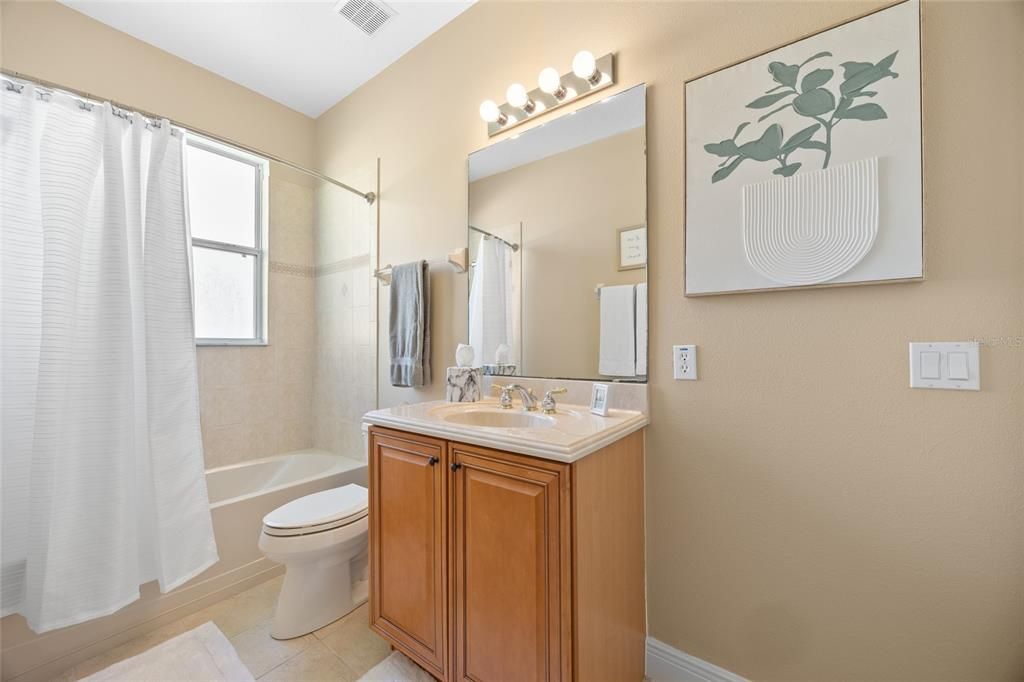 合同活跃: $425,000 (4 贝兹, 3 浴室, 2413 平方英尺)