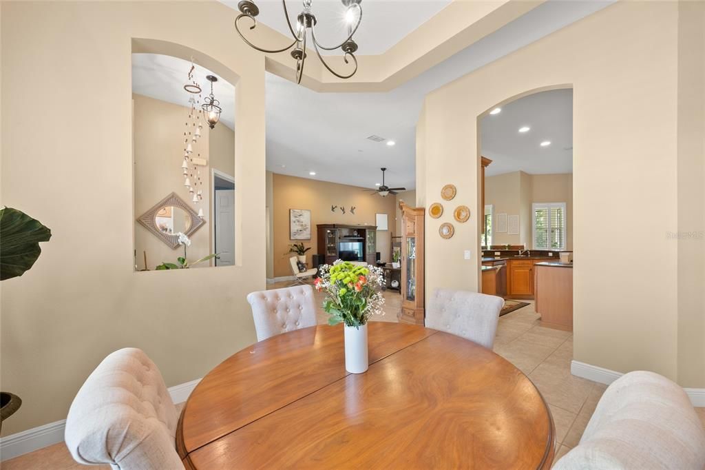 合同活跃: $425,000 (4 贝兹, 3 浴室, 2413 平方英尺)