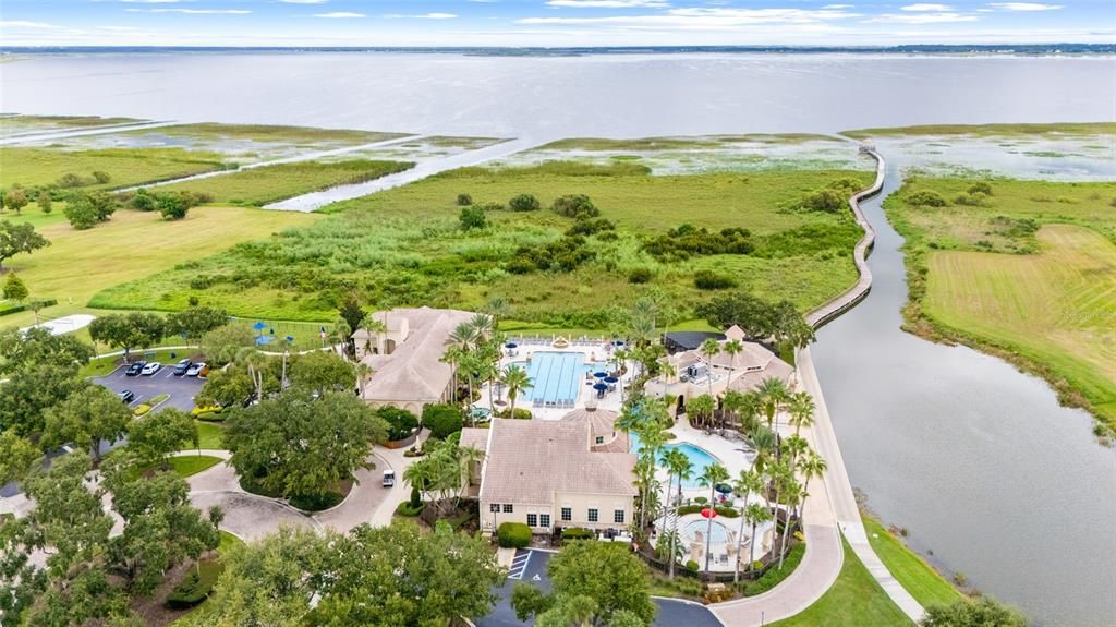 合同活跃: $425,000 (4 贝兹, 3 浴室, 2413 平方英尺)