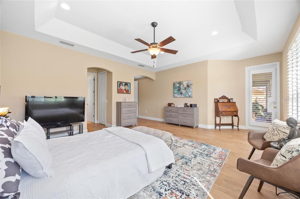 合同活跃: $425,000 (4 贝兹, 3 浴室, 2413 平方英尺)