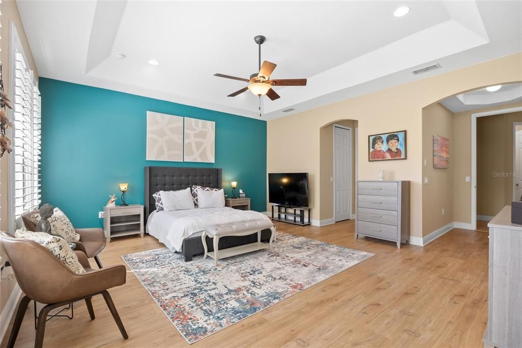 合同活跃: $425,000 (4 贝兹, 3 浴室, 2413 平方英尺)