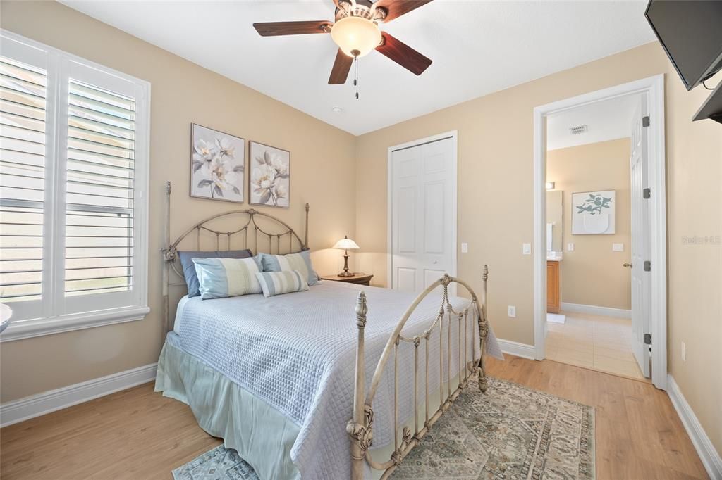 合同活跃: $425,000 (4 贝兹, 3 浴室, 2413 平方英尺)