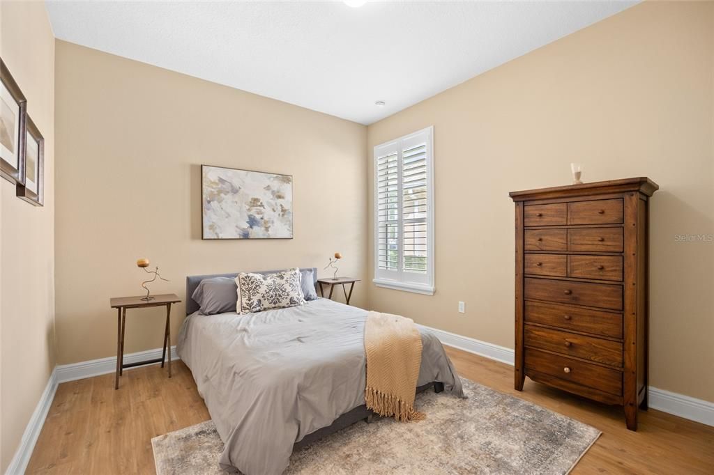 合同活跃: $425,000 (4 贝兹, 3 浴室, 2413 平方英尺)