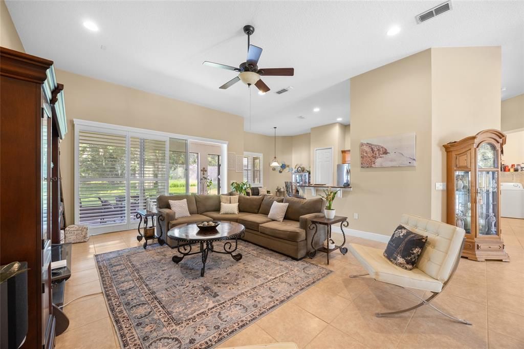 合同活跃: $425,000 (4 贝兹, 3 浴室, 2413 平方英尺)