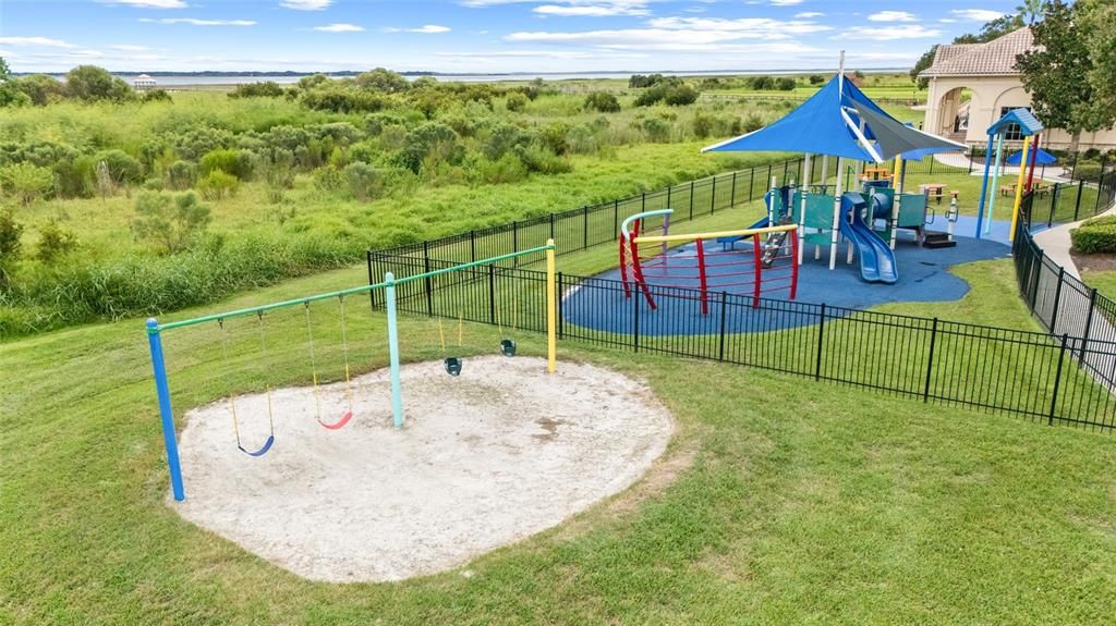 合同活跃: $425,000 (4 贝兹, 3 浴室, 2413 平方英尺)