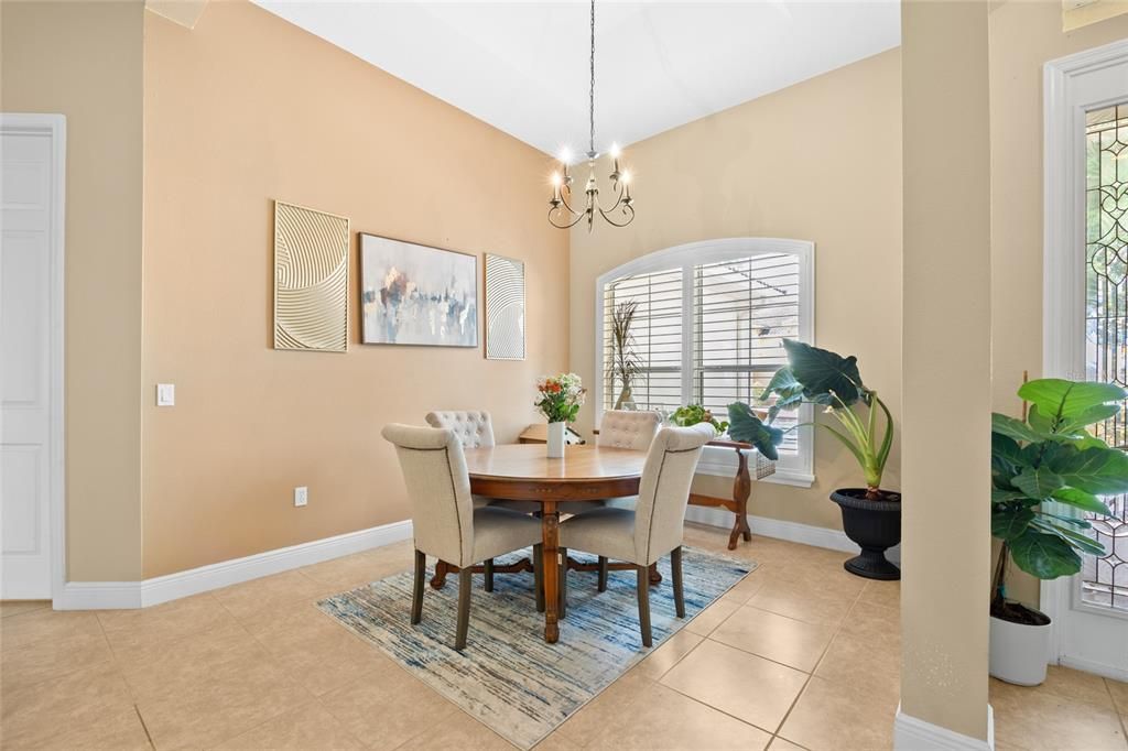 合同活跃: $425,000 (4 贝兹, 3 浴室, 2413 平方英尺)